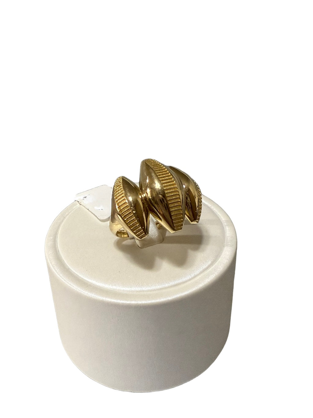 Women's ring in 10K gold with a modern and sophisticated design.