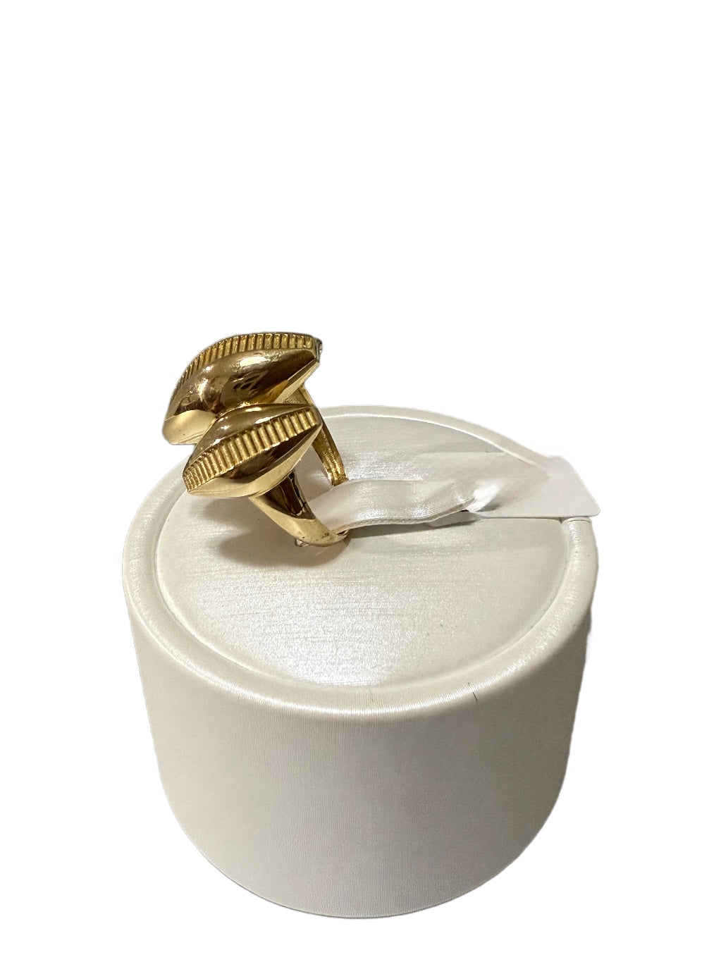 Women's ring in 10K gold with a modern and sophisticated design.